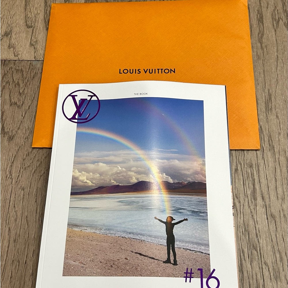 🔥Authentic Louis Vuitton Book #16🔥